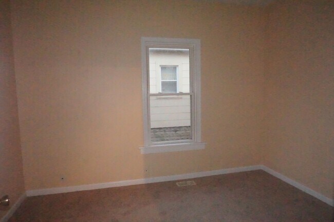 Building Photo - BEAUTIFUL HOUSE-  5 bedroom, 2  bath 2 sto...