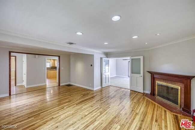 Building Photo - 3 br, 1.5 bath House - 2686 N Beverly Glen...
