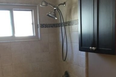 Baño - 335 N 3rd St