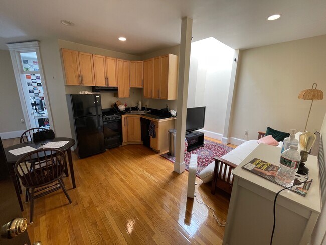 Building Photo - 903 Beacon St
