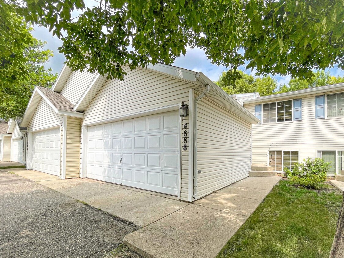 Updated 3 bed 2 bath Townhome! House Rental in Fargo, ND