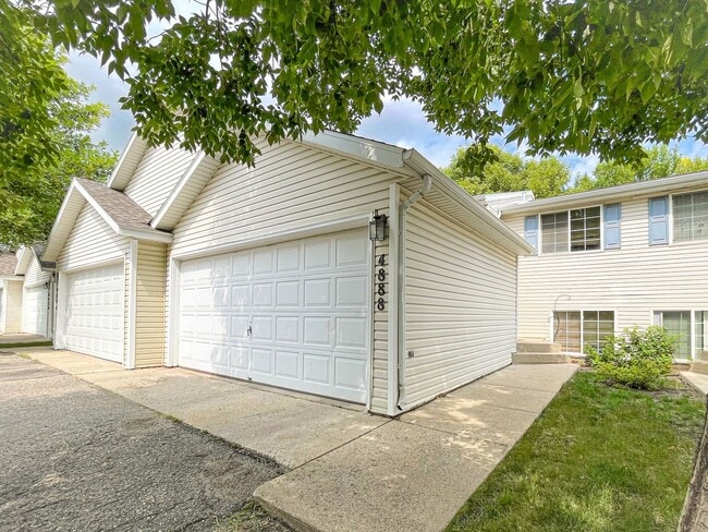 Building Photo - Spacious 3 bedroom, 2 bath updated townhome located in South Fargo!