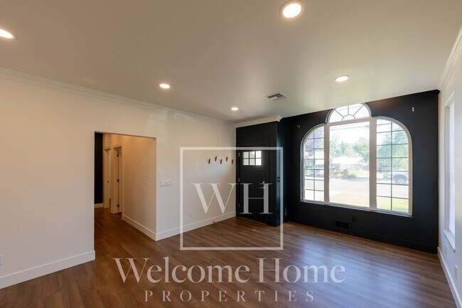 Foto del edificio - Updated 2 Bed Home with Detached Office & Fenced Yard
