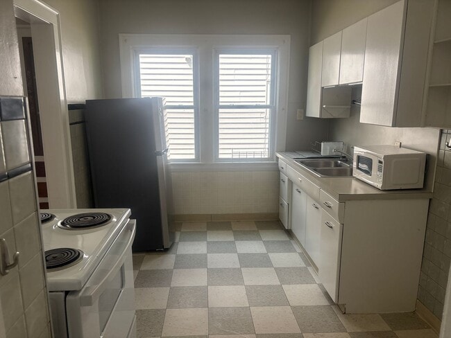 Building Photo - 2059 Lewis Dr