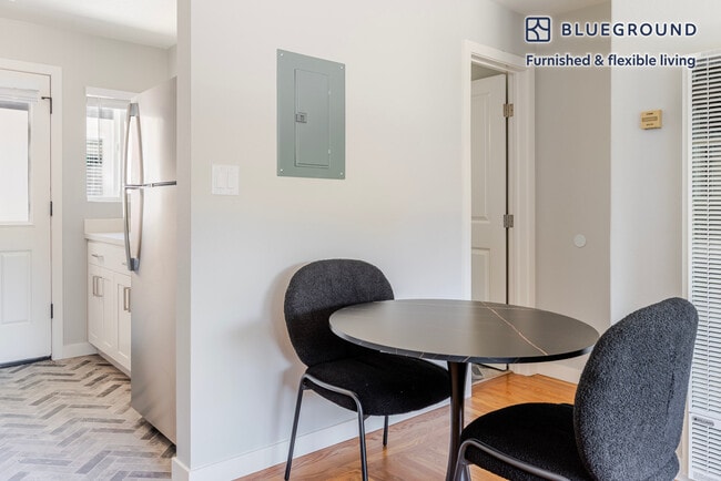 Building Photo - 1060 Noel Dr