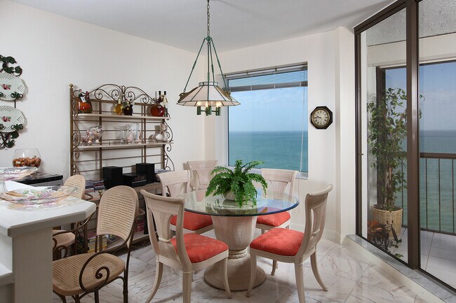Building Photo - 8171 Bay Colony Dr