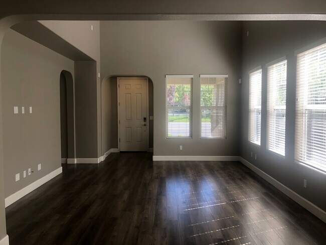 Foto del edificio - Executive 3 Bedroom 2.5 Bathroom 1800 sqft...