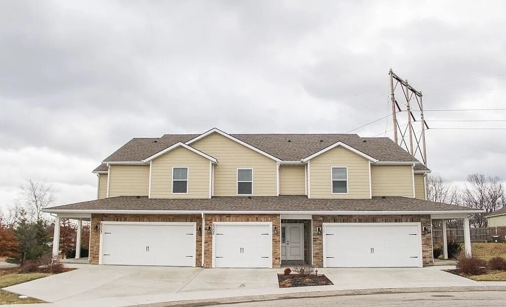 Foto principal - Beautiful 3 Bed | 2.5 Bath Townhome in Pri...