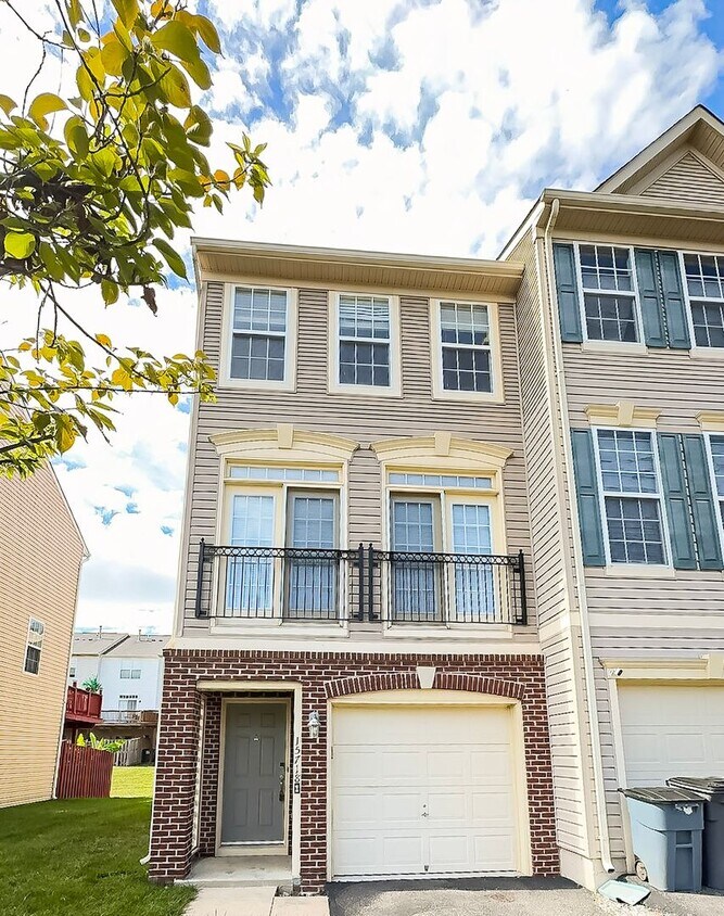 Foto principal - Stunning 3 Bed 3.5 Bath End Unit Townhome ...