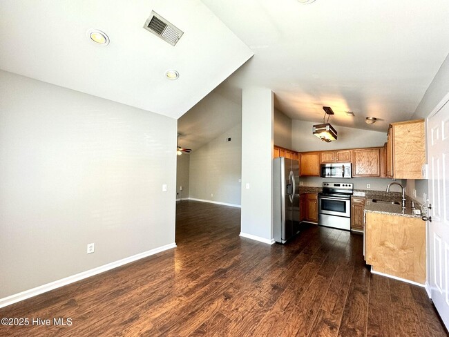 Building Photo - 811 Waddell St