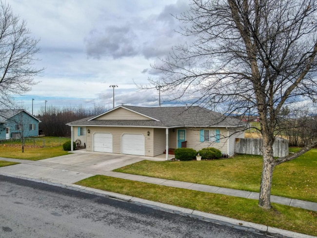 Building Photo - 2223 Teal Dr