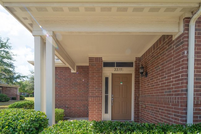 Building Photo - 2215 Canterbury Park Dr