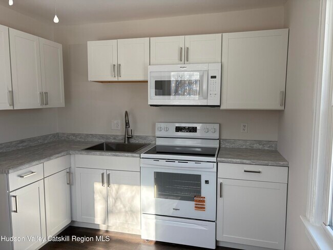 Foto del edificio - 103-105-105 Flatbush Camp Rd