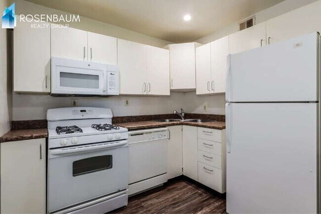 Foto del edificio - 770 N Dodge Blvd