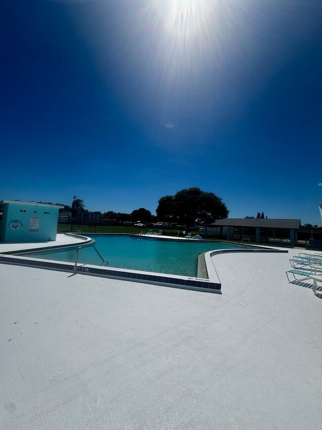 Foto del edificio - Welcome to your Florida retirement dream in desirable Hollywood Estates.