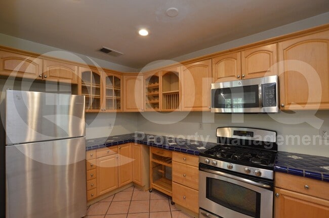 Building Photo - 1402 W Glenrosa Ave