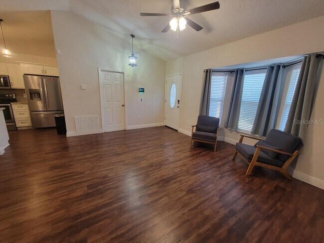 Foto del edificio - 6371 Shadydale Ave