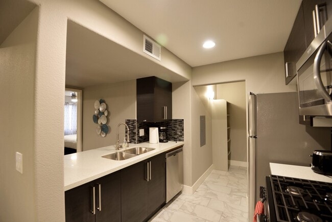 Building Photo - 950 Seven Hills Dr