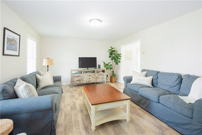 Foto del edificio - 663 Aquidneck Ave