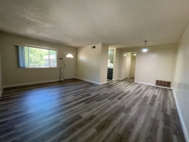 Building Photo - 2 bedroom 1 bath upstairs 4-Plex unit