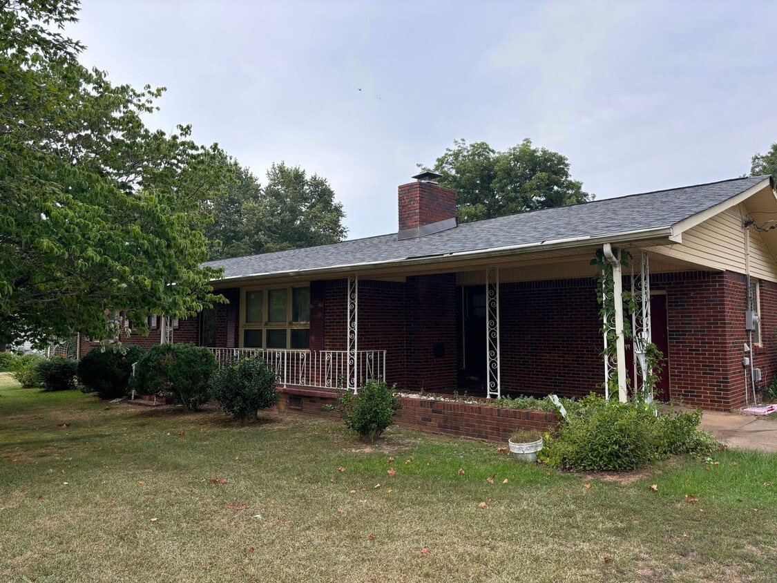 3 bed / 2 bath Carport, Large yard - 3 bed / 2 bath  Carport, Large yard