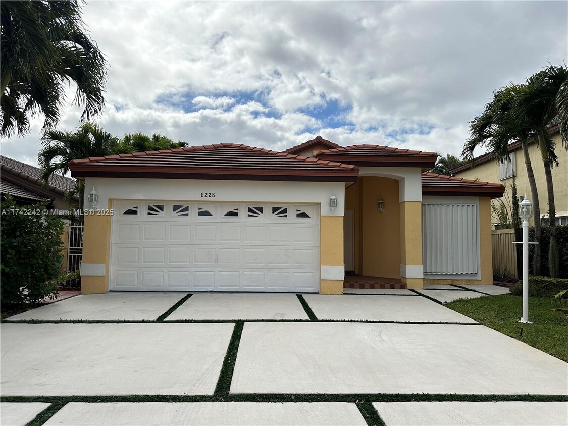 Foto principal - 8228 NW 199th Terrace