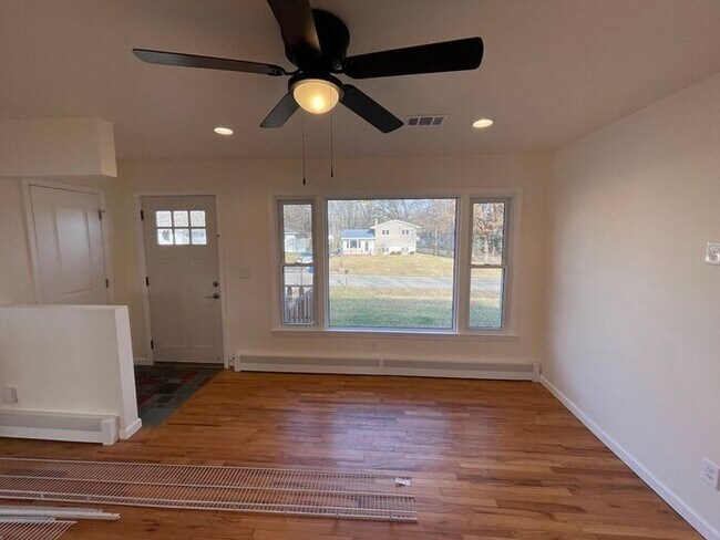 Foto del edificio - Charming 3-Bedroom Home with Finished Basement in Waterford Township