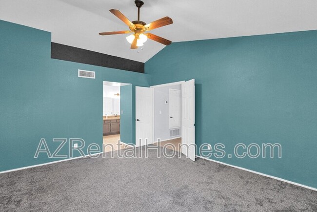 Building Photo - 39 E La Vieve Ln