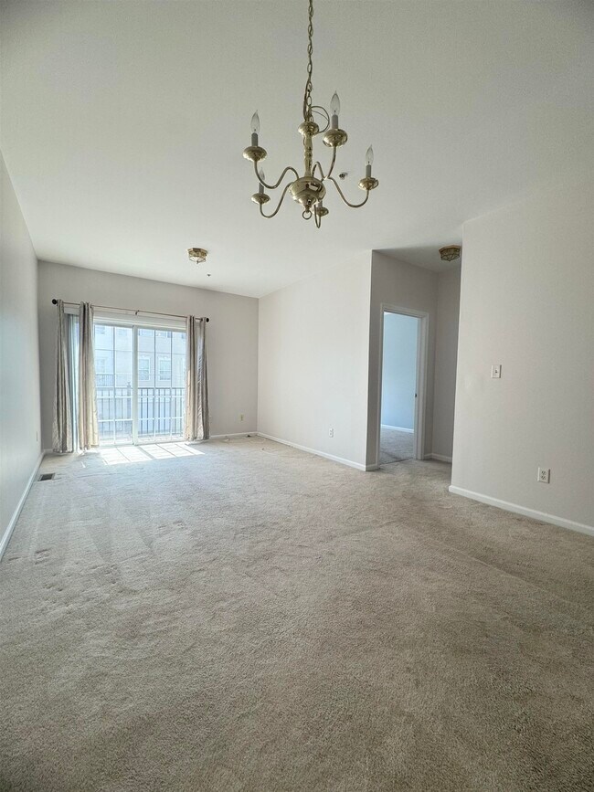 Building Photo - 4 Greenwich Dr