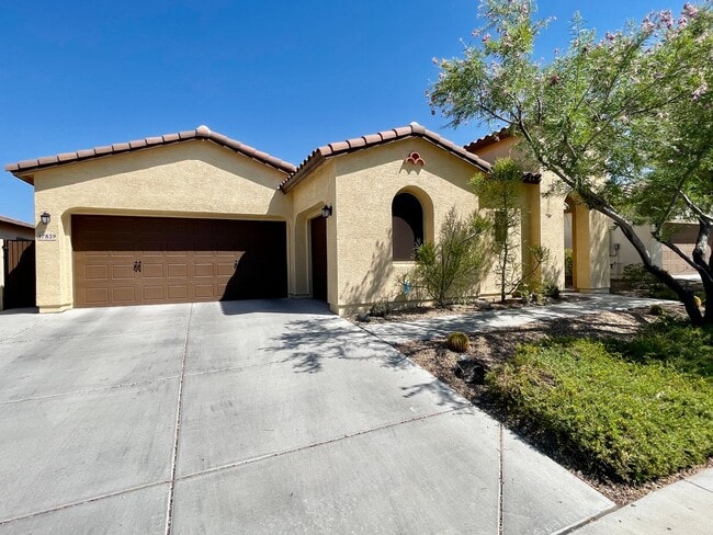 Building Photo - Beautiful 3 Bedroom/2 Bath Single Level Ho...
