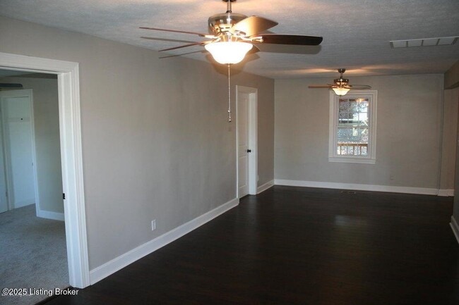 Building Photo - 1302 Schiller Ave