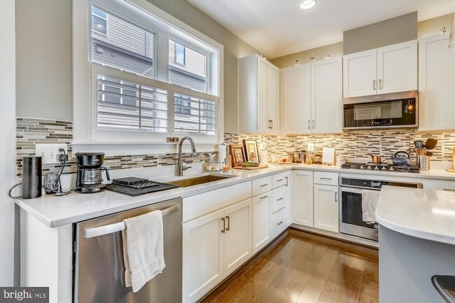 Photo - 8052 Red Hook St Townhome