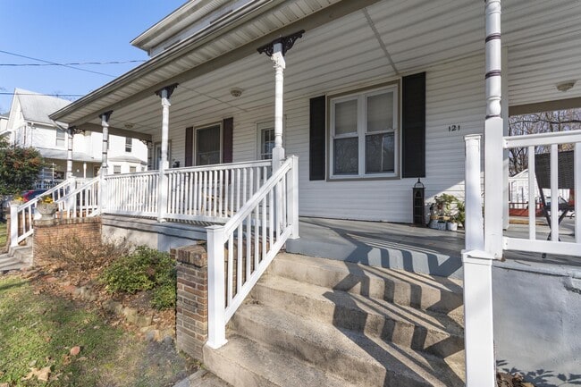 Building Photo - 121 7th Ave