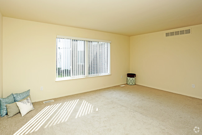 1 BR, 1BA - 800sf - Living Room - Harlo Apartments