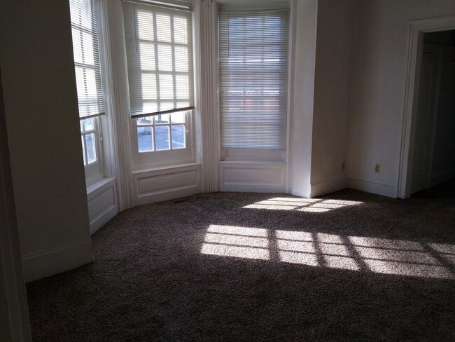 Building Photo - 4 Bedroom Home in Oshkosh