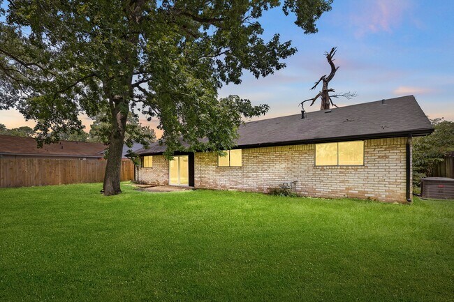 Foto del edificio - 5618 Briarwick Ln