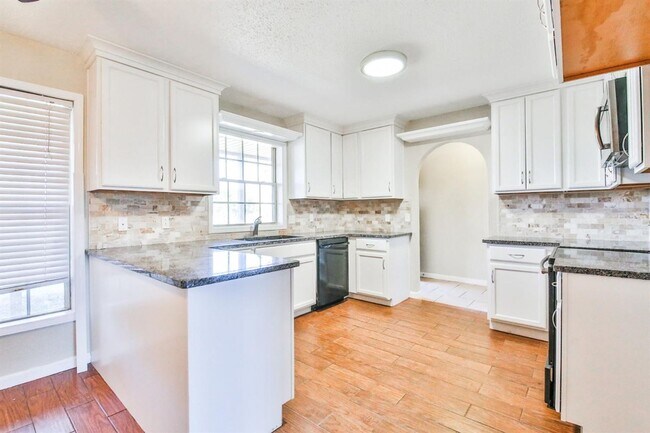 Foto del edificio - Pre-Leasing this Fantastic home ! Updated ...