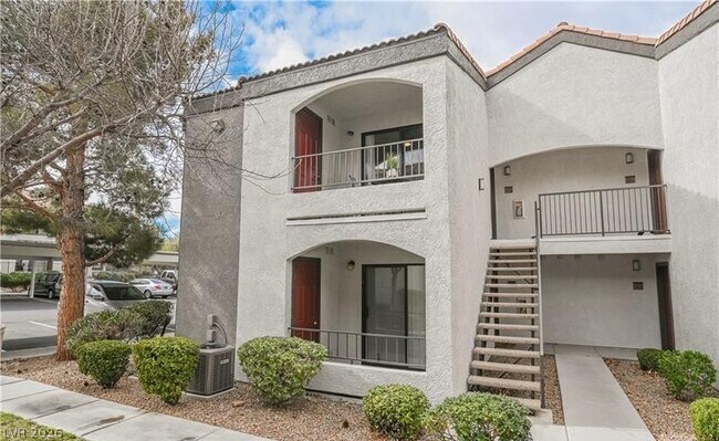 Building Photo - 950 Seven Hills Dr