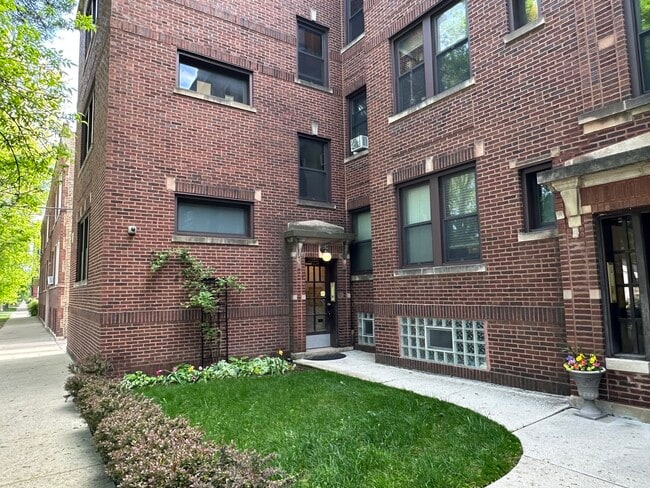 Building Photo - 4614 N Sacramento Ave