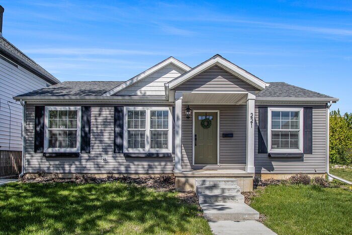 Building Photo - Spacious 2 Bedroom, 1 Bath Home Near Downtown South Bend