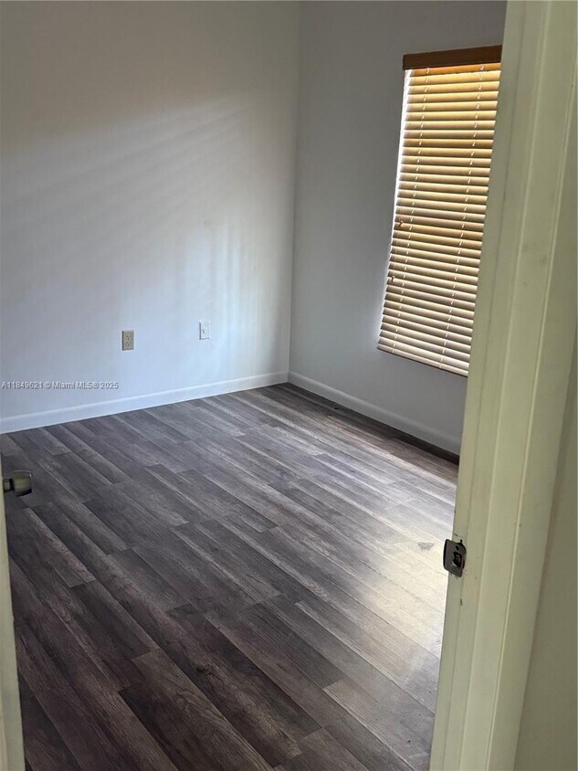 Foto del edificio - 4479 NW 185th St