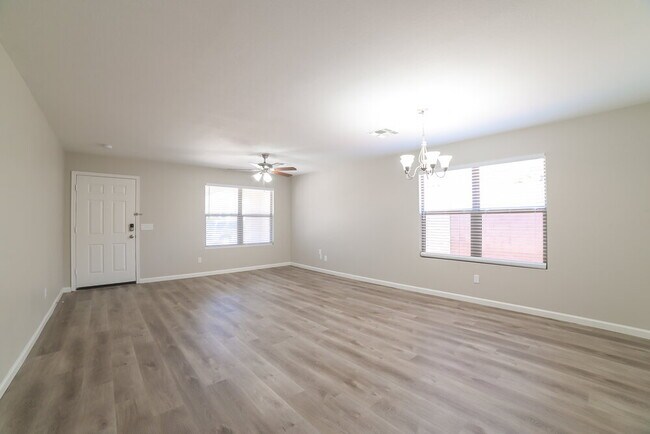 Foto del edificio - 10529 W Foothill Dr
