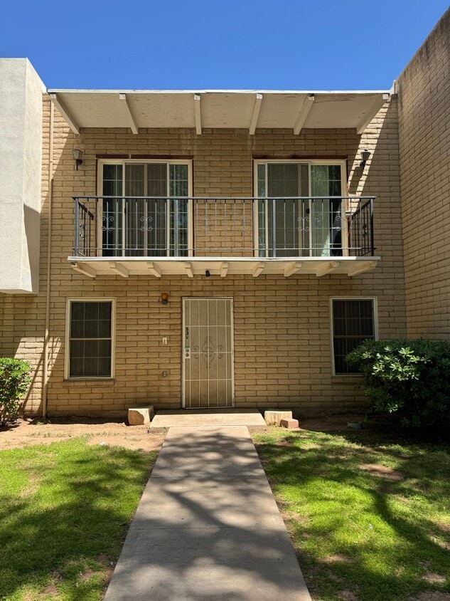 Primary Photo - Centrally located 4 bedroom townhome