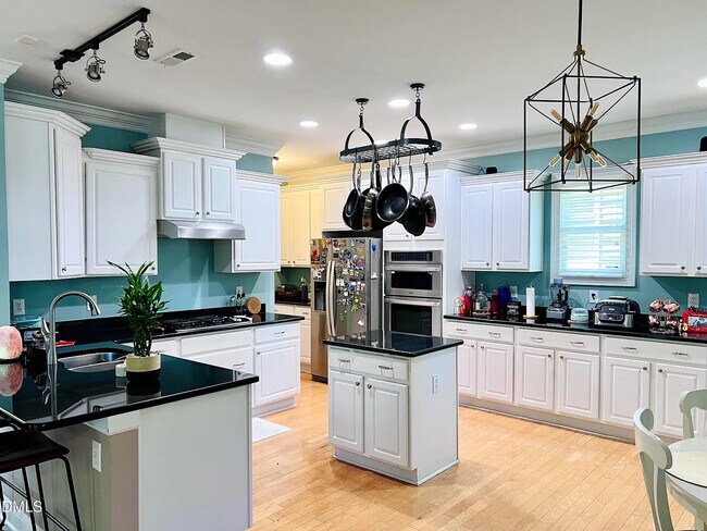 Foto del edificio - Room in House on Gold Rock Ln