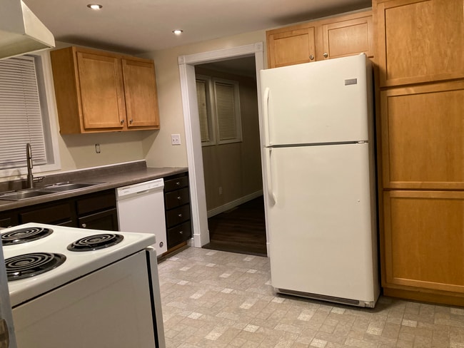 Kitchen angle 3 - 910 E High St