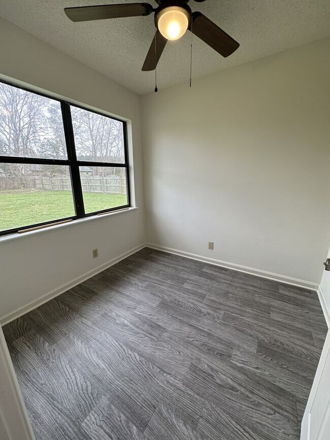 Foto del edificio - 601 Kings Way - Pending Application