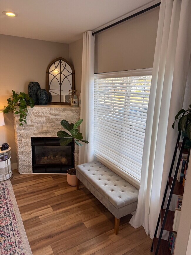 Foto del edificio - "Charming 2-Bed Townhouse in Littleton: Spacious 1,256 Sq Ft with 2 Full Baths & 1 Half Bath!"