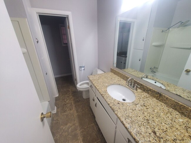 Building Photo - Nice 4 bedroom 1.5 bath home close to U of A and I-49