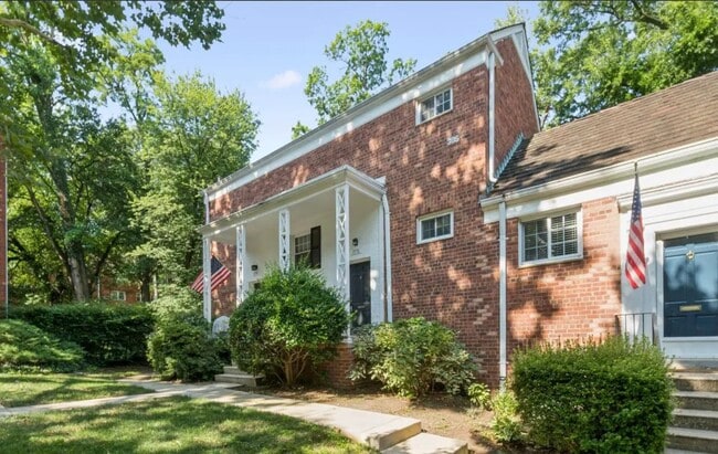Building Photo - Charming Tree-Top Condo in Historic Parkfa...