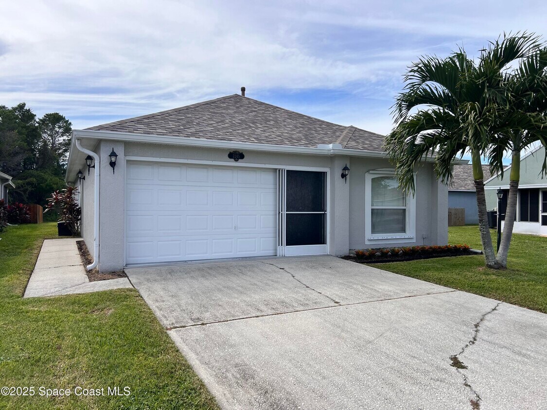 Foto principal - 2245 Redwood Cir